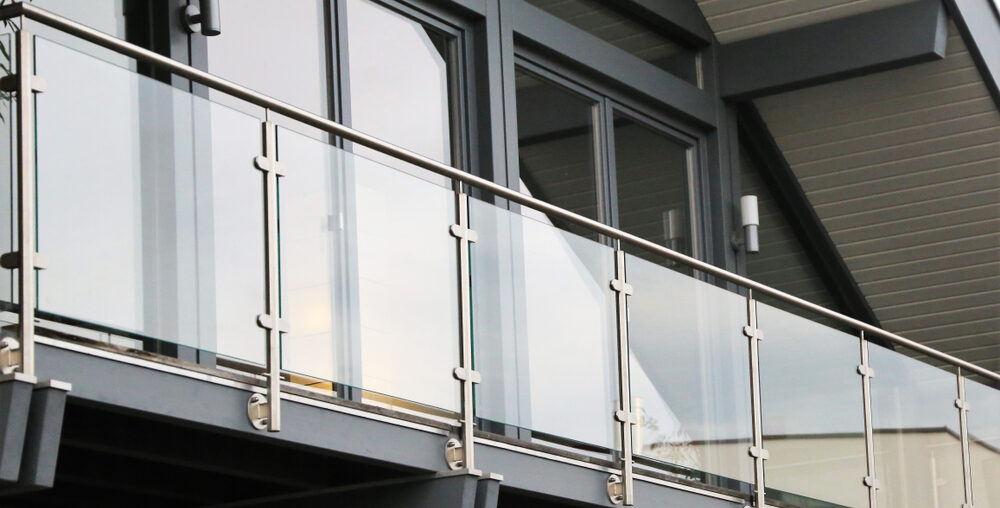 Zalety szklanej balustrady balkonowej