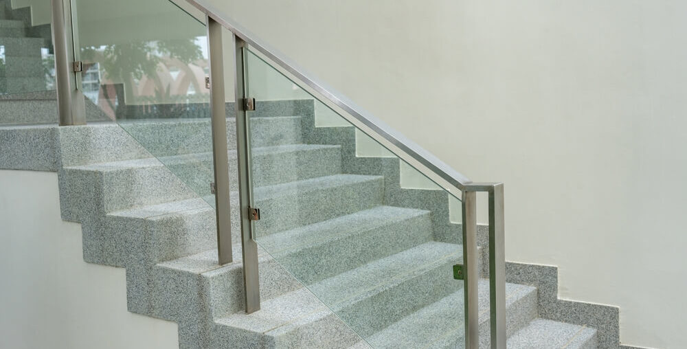 Jak dopasować balustradę szklaną do schodów drewnianych?
